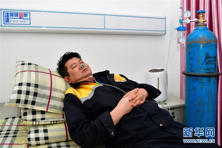 (新華全媒頭條·圖文互動(dòng))(11)用腳步和忠誠守護(hù)雪域天路——記青藏鐵路望昆線路車間副主任于本蕃