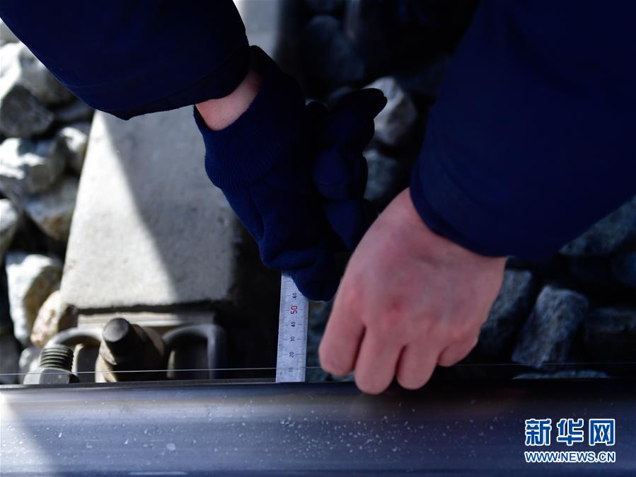 (新華全媒頭條·圖文互動(dòng))(10)用腳步和忠誠守護(hù)雪域天路——記青藏鐵路望昆線路車間副主任于本蕃