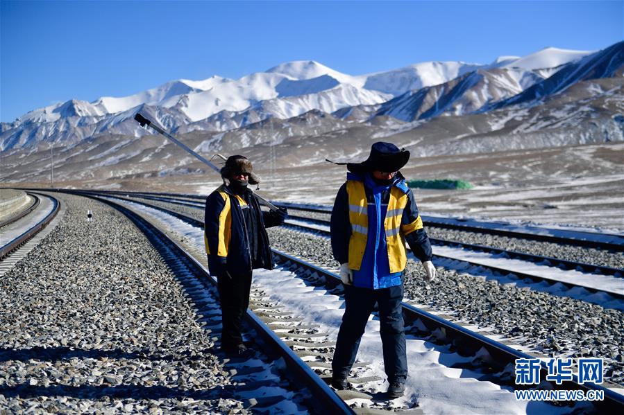 (新華全媒頭條·圖文互動(dòng))(7)用腳步和忠誠守護(hù)雪域天路——記青藏鐵路望昆線路車間副主任于本蕃