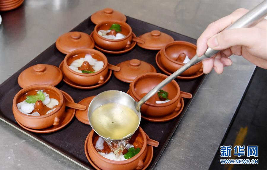 (聚焦復(fù)工復(fù)產(chǎn)·圖文互動(dòng))(3)“分得安心,吃得放心”——豫菜老字號(hào)的復(fù)工見聞