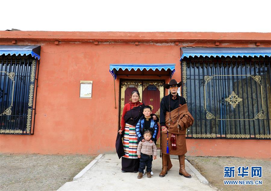 (決戰決勝脫貧攻堅·圖文互動)藏鄉“全家福”定格脫貧幸福