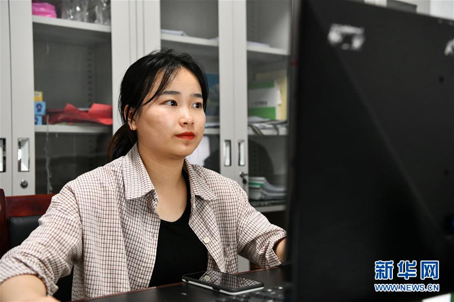 (決戰(zhàn)決勝脫貧攻堅·圖文互動)(1)月亮山女孩與她的“扶貧網(wǎng)格”