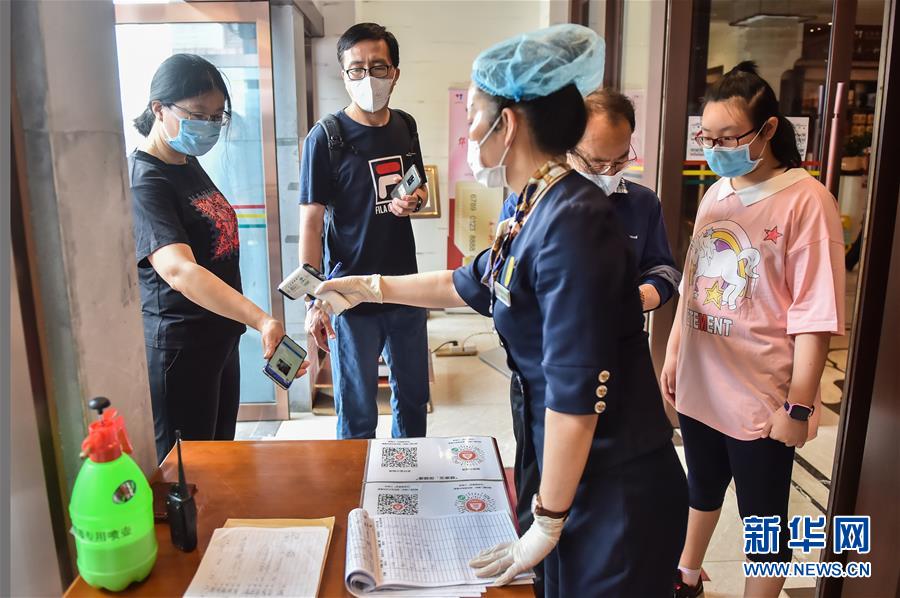 （圖文互動(dòng)）（1）北京節(jié)日市場(chǎng)復(fù)工忙、人氣旺