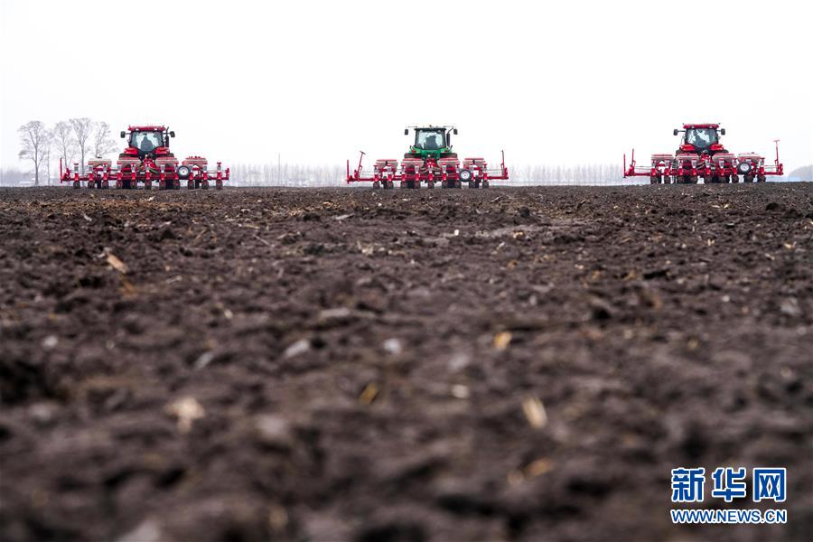 (在習(xí)近平新時代中國特色社會主義思想指引下——新時代新作為新篇章·習(xí)近平總書記關(guān)切事·圖文互動)(2)讓農(nóng)民挑上“金扁擔(dān)”——農(nóng)業(yè)現(xiàn)代化的生動實(shí)踐掃描