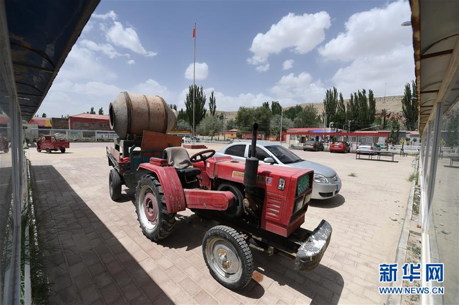 (決戰(zhàn)決勝脫貧攻堅(jiān)·聚焦三區(qū)三州·圖文互動(dòng))(4)昆侖山村建起停車場(chǎng)