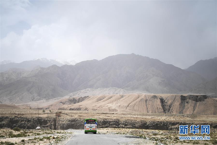 (決戰(zhàn)決勝脫貧攻堅(jiān)·聚焦三區(qū)三州·圖文互動(dòng))(2)昆侖山村建起停車場(chǎng)