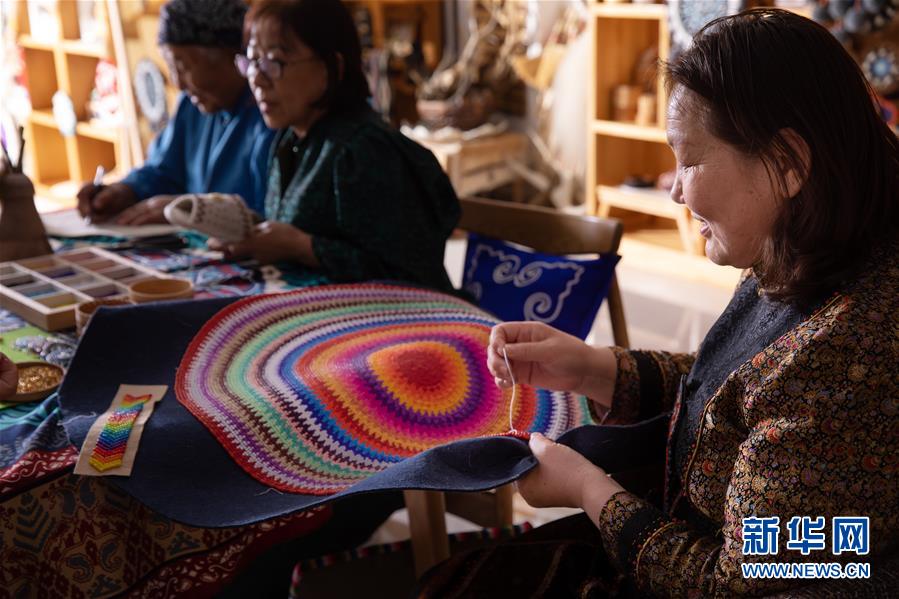 (在習(xí)近平新時(shí)代中國特色社會主義思想指引下——新時(shí)代新作為新篇章·習(xí)近平總書記關(guān)切事·圖文互動)(1)讓每一個(gè)角落都感受到幸福的溫情——人口較少民族在脫貧攻堅(jiān)大潮中的奮進(jìn)故事