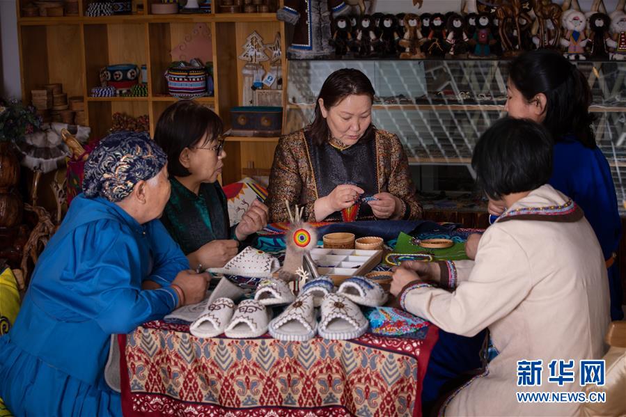 (在習(xí)近平新時(shí)代中國特色社會主義思想指引下——新時(shí)代新作為新篇章·習(xí)近平總書記關(guān)切事·圖文互動)(2)讓每一個(gè)角落都感受到幸福的溫情——人口較少民族在脫貧攻堅(jiān)大潮中的奮進(jìn)故事