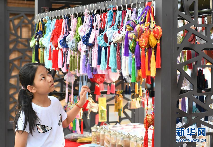 (新華全媒頭條·圖文互動)(4)線上線下消費升溫 文旅活動邁上“云端”——端午假期透視我國經濟高質量發展新動力