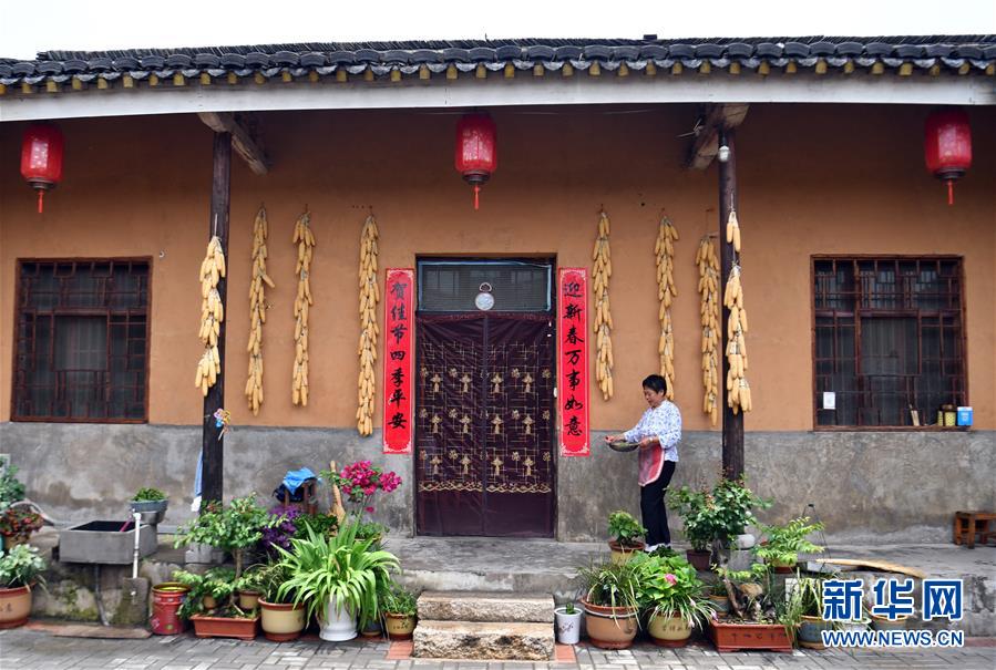 (新華全媒頭條·走向我們的小康生活·圖文互動)(4)大山深處有“新家”——大別山村繪出現代版“富春山居圖”