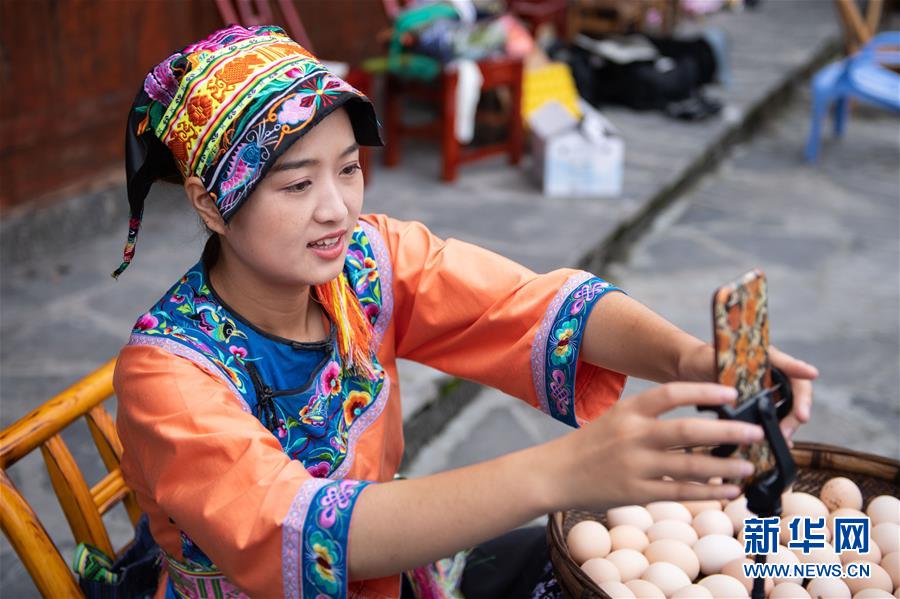 (新華全媒頭條·走向我們的小康生活·圖文互動(dòng))(6)那山,那人,那苗寨——十八洞村三代人的奮斗史