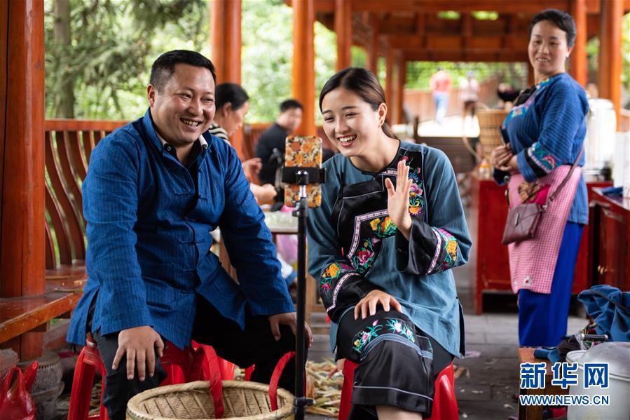 (新華全媒頭條·走向我們的小康生活·圖文互動(dòng))(10)那山,那人,那苗寨——十八洞村三代人的奮斗史