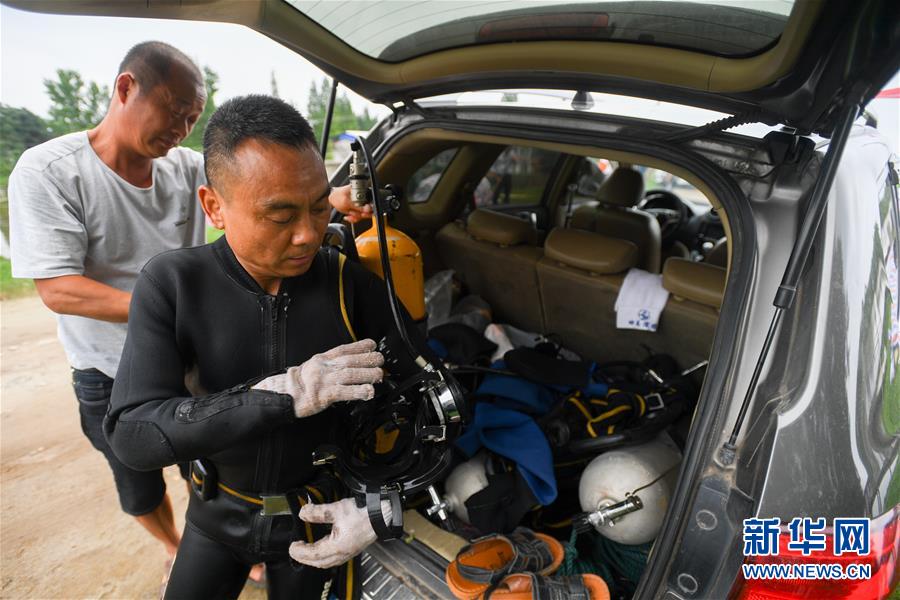 (防汛抗洪·圖文互動(dòng))(5)洞庭“蛙人”:在水下10米打響家園保衛(wèi)戰(zhàn)