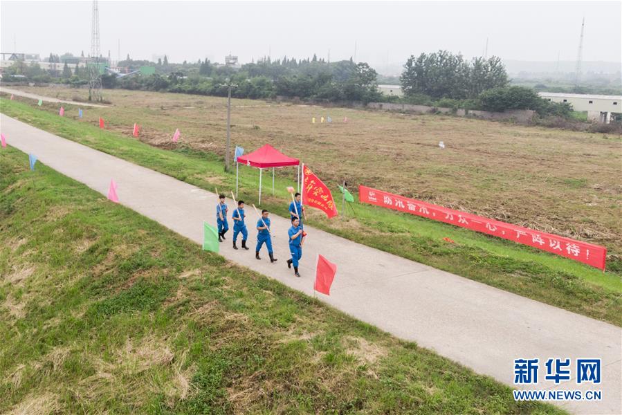 （防汛抗洪·圖文互動）（7）在大堤上成長，為人民守護——洪水中的青年“生力軍”