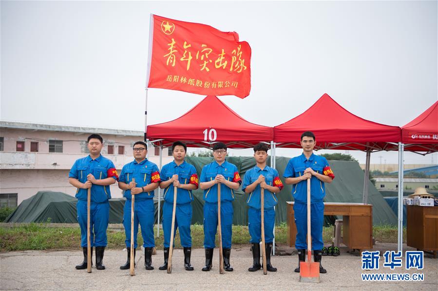 （防汛抗洪·圖文互動）（8）在大堤上成長，為人民守護——洪水中的青年“生力軍”