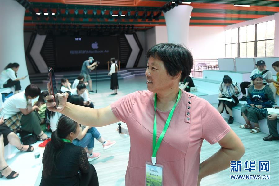 (走向我們的小康生活)(2)浙江衢州:農(nóng)民變主播 手機(jī)變農(nóng)具