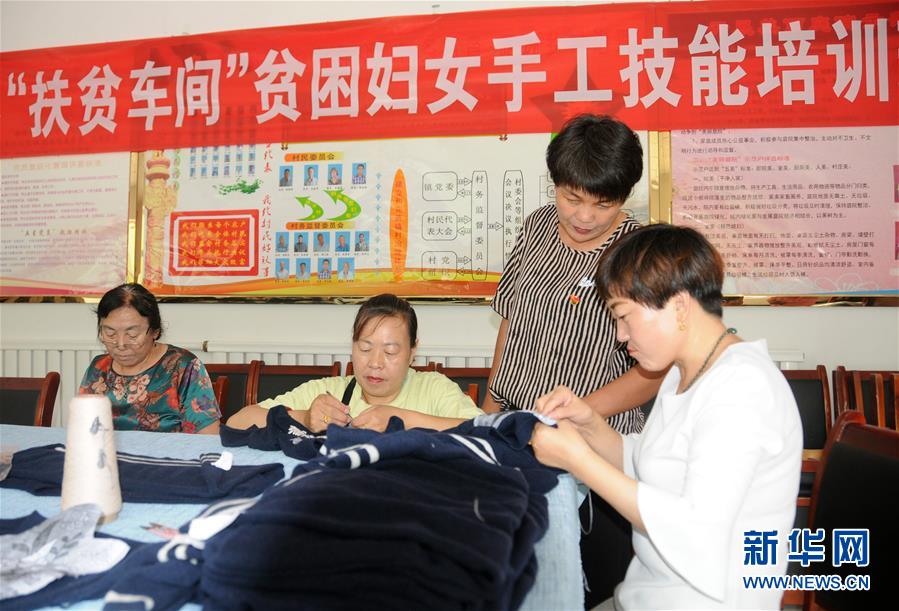 （決戰決勝脫貧攻堅·圖文互動）（1）內蒙古河套：一雙巧手、一副棒針、一團毛線打造貧困戶“炕頭經濟”