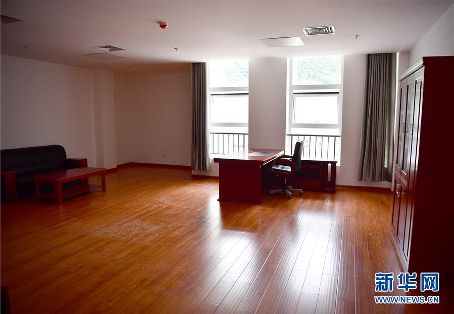 （新華視點(diǎn)·圖文互動(dòng)）（6）學(xué)校建漂亮點(diǎn)本無(wú)錯(cuò)，為何這所“豪華中學(xué)”讓人困惑？