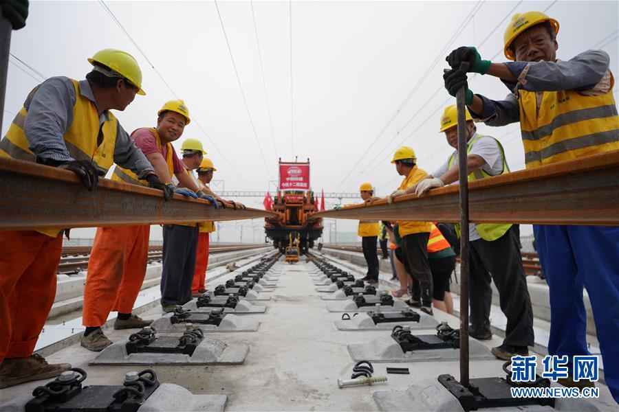 (新華全媒頭條·圖文互動(dòng))(3)“1毫米”之內(nèi)的智慧與引領(lǐng)——寫(xiě)在智能高鐵京雄城際全線(xiàn)軌道貫通之際