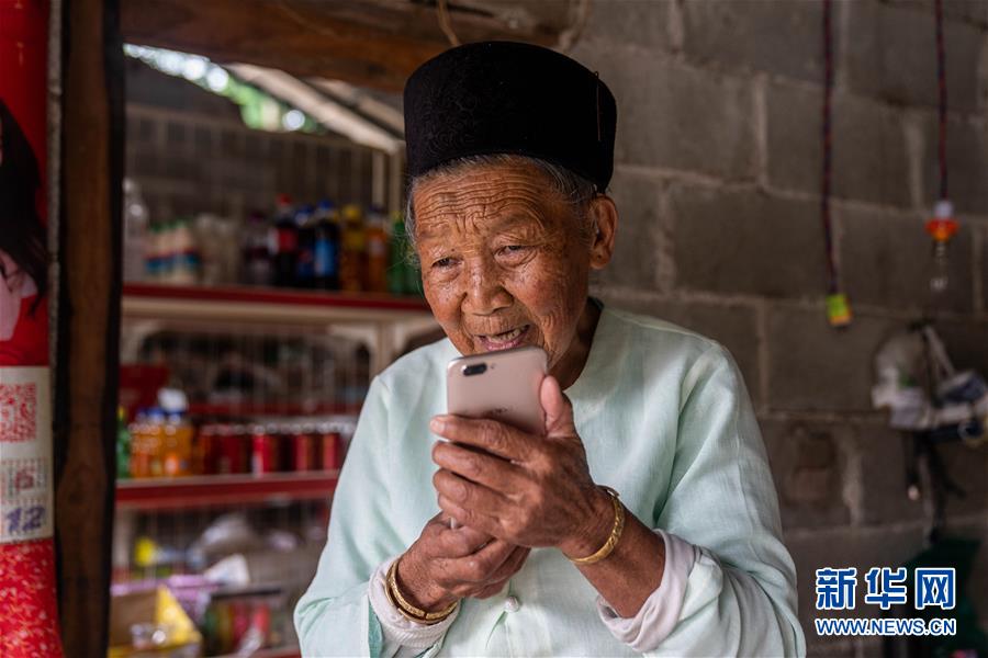 (決戰(zhàn)決勝脫貧攻堅(jiān)·圖文互動(dòng))(2)眼前的生活就是詩(shī)和遠(yuǎn)方——藝術(shù)引領(lǐng)云南傣族山村蝶變