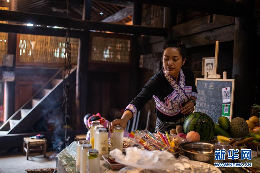 (決戰(zhàn)決勝脫貧攻堅(jiān)·圖文互動(dòng))(3)眼前的生活就是詩(shī)和遠(yuǎn)方——藝術(shù)引領(lǐng)云南傣族山村蝶變