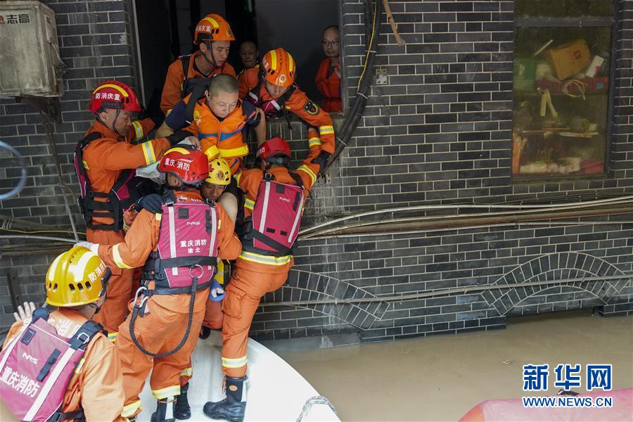 (防汛抗洪)(1)重慶:救援!在被洪水漫過的街巷之間