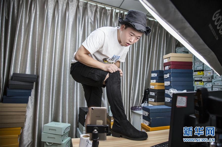 (總書記推動(dòng)的改革身邊事·就業(yè)創(chuàng)業(yè)改革篇·圖文互動(dòng))(3)特寫:“網(wǎng)絡(luò)主播背后是轟鳴的工廠”——聆聽經(jīng)濟(jì)復(fù)蘇的新訊號(hào)