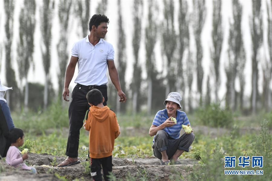 (決戰(zhàn)決勝脫貧攻堅(jiān)·圖文互動(dòng))(1)“窮”鄉(xiāng)富戶的販瓜生意經(jīng)