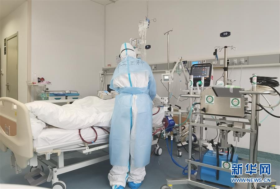 (抗疫一線醫(yī)務(wù)人員英雄群體·圖文互動(dòng))(1)“救治危重病人,我們拼盡全力”——記四川大學(xué)華西醫(yī)院援鄂重癥救治醫(yī)療隊(duì)