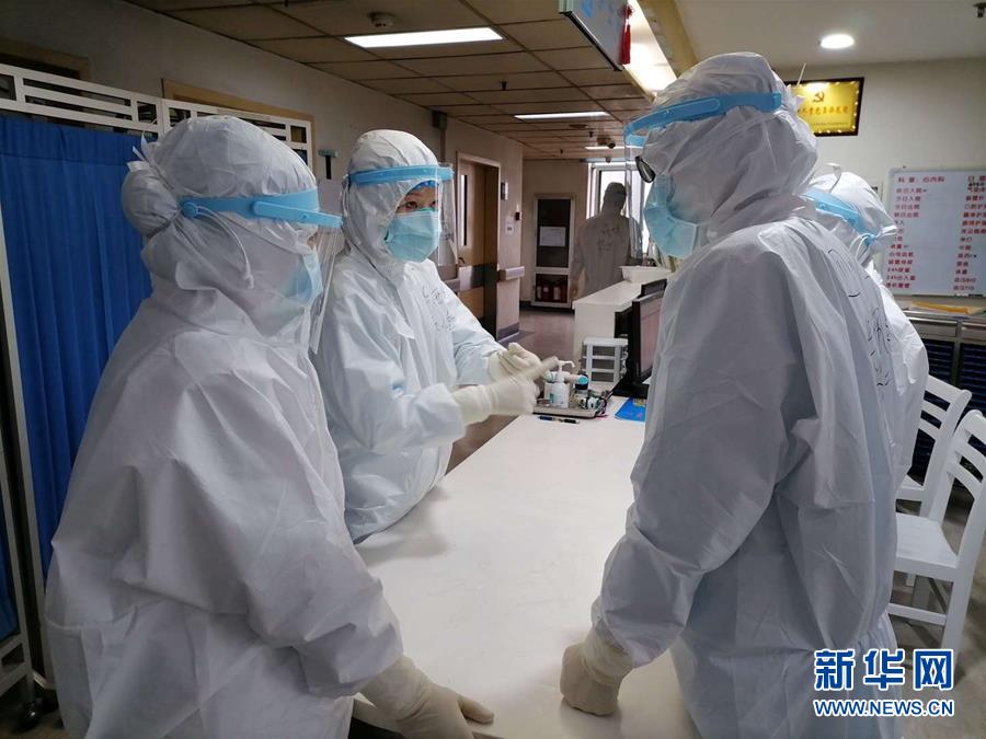 (抗疫一線醫(yī)務(wù)人員英雄群體·圖文互動(dòng))(3)“救治危重病人,我們拼盡全力”——記四川大學(xué)華西醫(yī)院援鄂重癥救治醫(yī)療隊(duì)