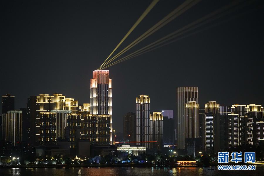 (圖文互動)(1)武漢25公里大型燈光秀深情告白祖國