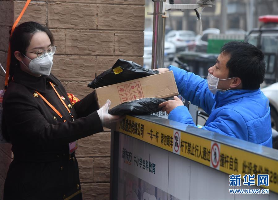 (習(xí)近平致敬的戰(zhàn)“疫”英雄·社區(qū)工作者篇·圖文互動)(3)他們,堅守一線戰(zhàn)風(fēng)雨