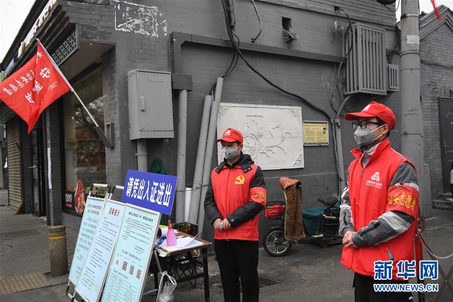 (習(xí)近平致敬的戰(zhàn)“疫”英雄·社區(qū)工作者篇·圖文互動)(5)他們,堅守一線戰(zhàn)風(fēng)雨