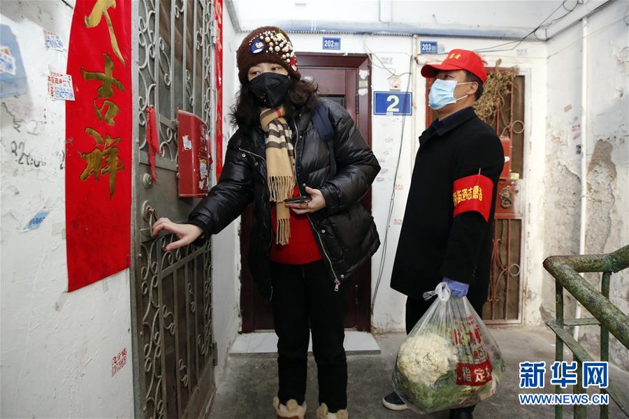 (習(xí)近平致敬的戰(zhàn)“疫”英雄·社區(qū)工作者篇·圖文互動)(6)他們,堅守一線戰(zhàn)風(fēng)雨