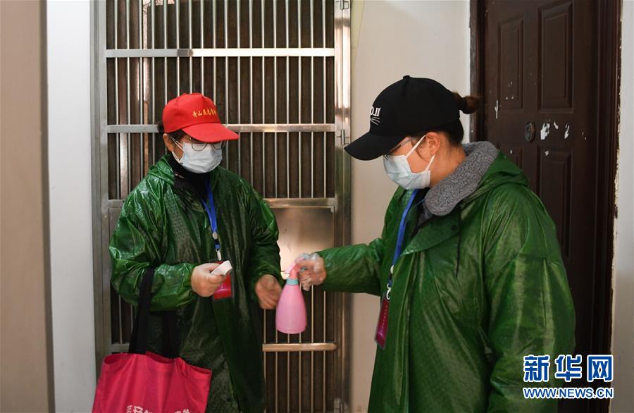 (習(xí)近平致敬的戰(zhàn)“疫”英雄·社區(qū)工作者篇·圖文互動)(9)他們,堅守一線戰(zhàn)風(fēng)雨
