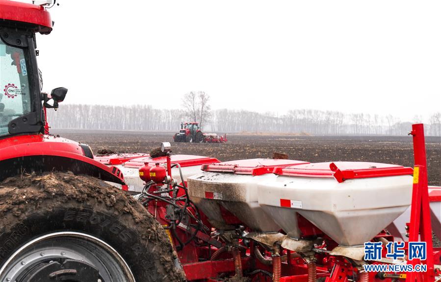 (在習(xí)近平新時(shí)代中國(guó)特色社會(huì)主義思想指引下——新時(shí)代新作為新篇章·習(xí)近平總書(shū)記關(guān)切事·圖文互動(dòng))(11)春耕忙 信心足——谷雨時(shí)節(jié)走馬東北直擊糧事