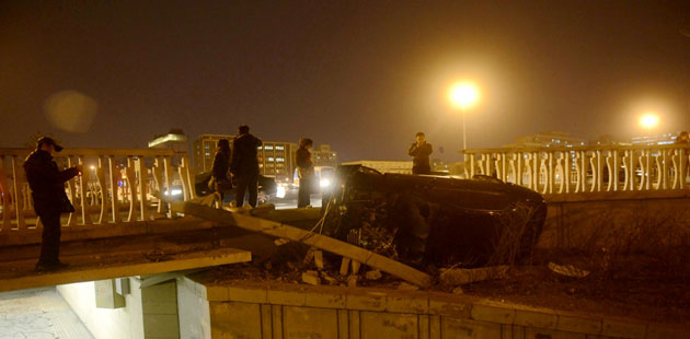 北京一軍牌車沖破圍欄后側翻 車牌被摘掉