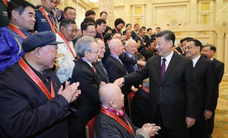 慶祝大會結束后，習近平等會見受表彰人員及親屬代表