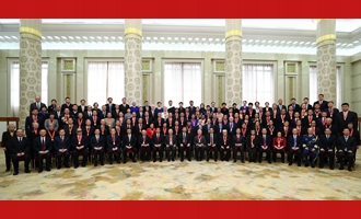 慶祝大會結束后，習近平等同受表彰人員及親屬代表合影留念