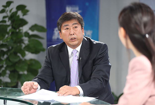 具體落在實處就是把方向，管大局，保落實