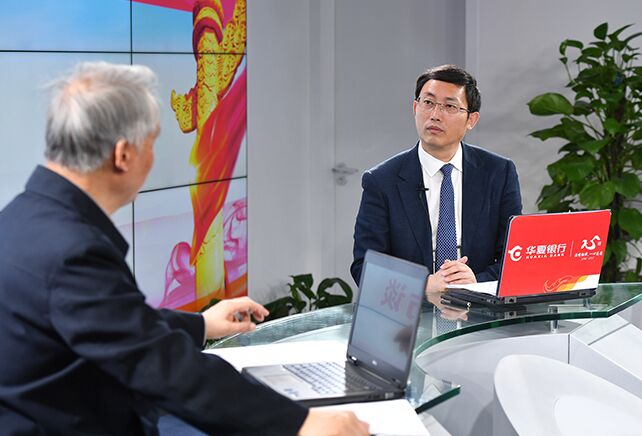 您再給我們梳理一下，黨章中有關(guān)“基本路線”的修改情況。