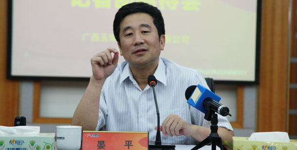 玉柴集團(tuán)公司董事局主席晏平——大家可能不一定認(rèn)識(shí)我，但是大家一定坐過裝配玉柴發(fā)動(dòng)機(jī)的客車、公交車，因?yàn)橛癫癜l(fā)動(dòng)機(jī)裝配在全國(guó)超過60%的客車、公交車上。玉柴發(fā)動(dòng)機(jī)能夠陪伴大家上班、回家、逛街，我很自豪。我們將繼續(xù)制造更多更好的綠色產(chǎn)品，造福社會(huì)和百姓。