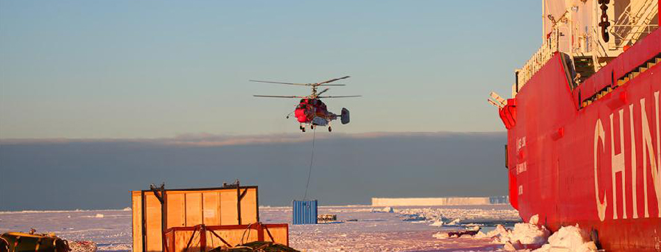 “雪龍”號在中山站外陸緣冰地帶開展卸貨作業