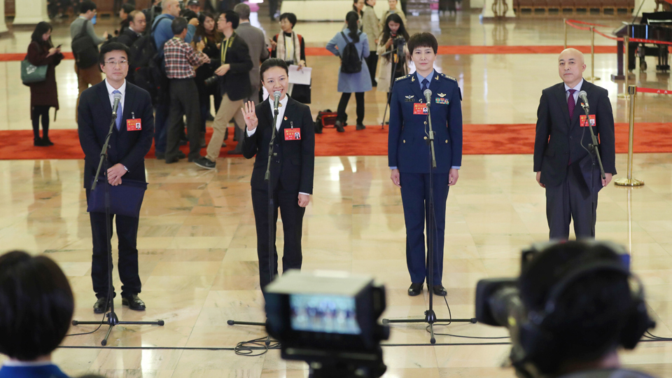 王辰、楊潔、劉文力、王旭東代表接受采訪