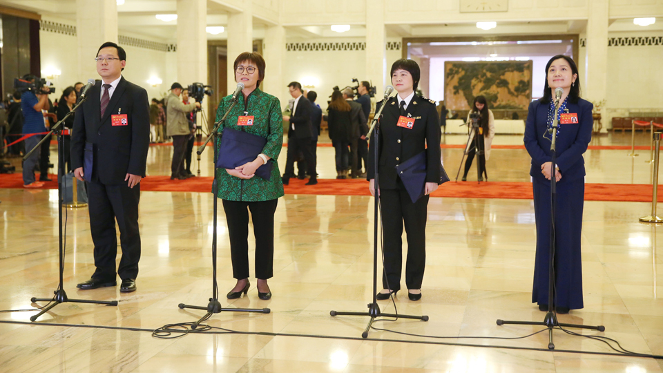 蔣成華、邵蕓、甘露、周宇代表接受采訪