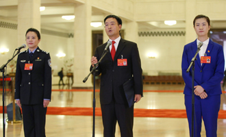 李貝、裴春亮、丁寧代表接受采訪