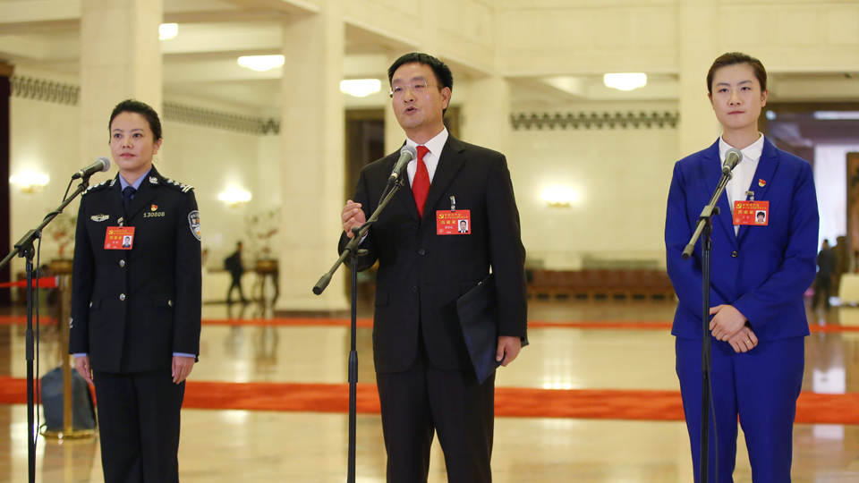 李貝、裴春亮、丁寧代表接受采訪