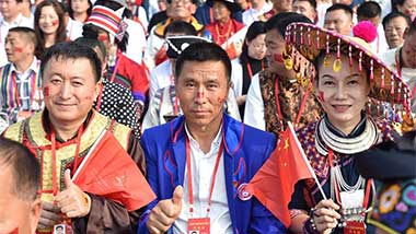 各界代表在觀(guān)禮臺(tái)上