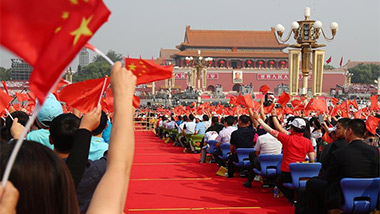 觀(guān)禮嘉賓在觀(guān)禮臺(tái)上