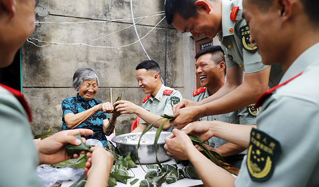 端午節(jié)，家里來了親人子弟兵